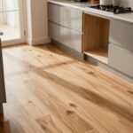 Czy układać panele pod szafkami w kuchni