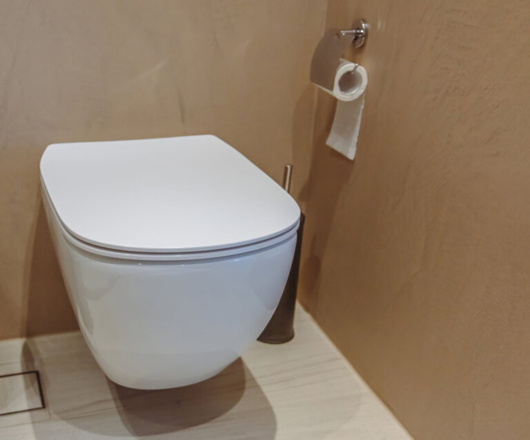 Jak zaplanować zabudowę nad stelażem WC, żeby powstała półka, a nie problem z dostępem do spłuczki?